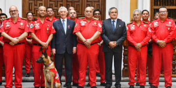 Perú condecora a cuarenta rescatistas que participaron en labores de búsqueda en Venezuela