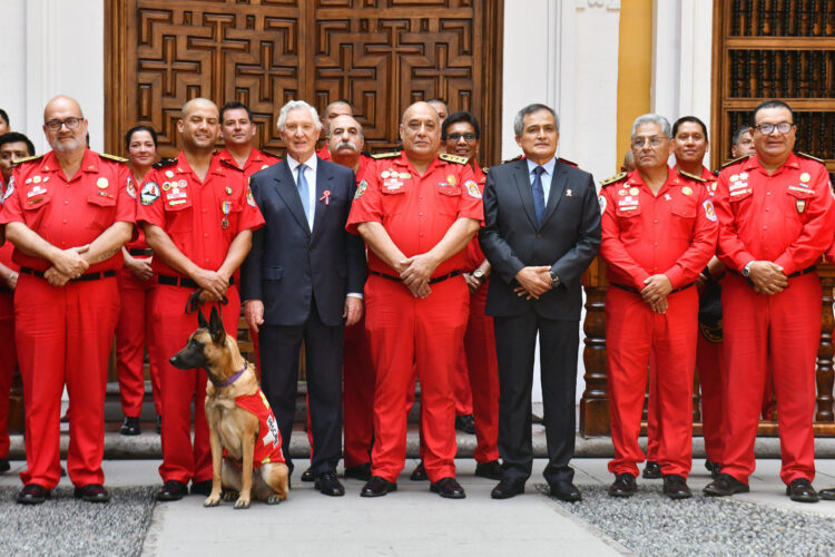 Fotografía cedida este 21 de julio por el Ministerio del Interior de Perú en la que se captó a los ministros peruanos de Relaciones Exteriores, Carlos Pareja (c-i), y de Interior, José Zapata (c-d), junto a los cuarenta miembros del Cuerpo General de Bomberos Voluntarios de Perú que participaron en la búsqueda y rescate de personas durante los días posteriores a los terremotos ocurridos en Venezuela el pasado 24 de junio. EFE/Ministerio del Interior de Perú
