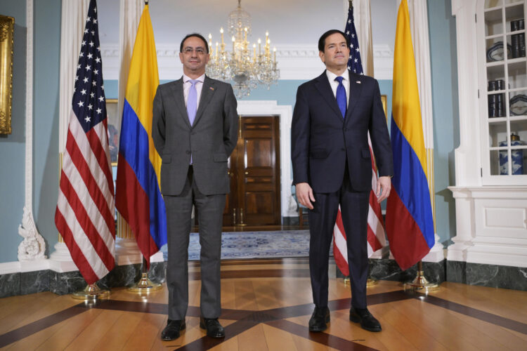 El secretario de Estado de Estados Unidos, Marco Rubio (d), posa junto al vicepresidente electo de Colombia, José Manuel Restrepo, previo a una reunión este miércoles, en el Departamento de Estado en Washington (Estados Unidos). EFE/Lenin Nolly