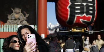 Japón, camino de su primera caída anual del turismo pospandemia por la tensión con China