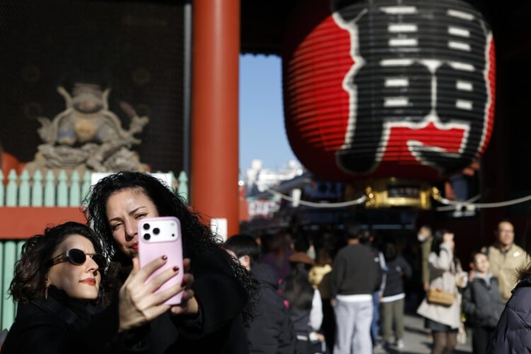 Fotografía de archivo de turistas en un templo de Tokio.
EFE/EPA/FRANCK ROBICHON