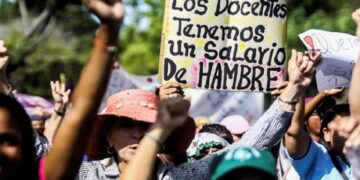 El bono vacacional refleja la crisis salarial de los docentes en Venezuela: ya no viajan ni disfrutan con el pago