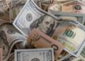 Dólar oficial sobre 700 bolívares y sindicatos petroleros piden cobrar en divisas