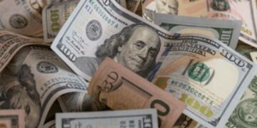 Dólar oficial sobre 700 bolívares y sindicatos petroleros piden cobrar en divisas
