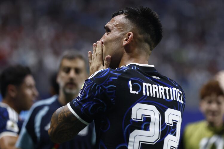 El delantero Lautaro Martínez celebra el segundo gol de su equipo durante la semifinal del Mundial que jugaron Inglaterra y Argentina en Atlanta. EFE/EPA/WILL OLIVER