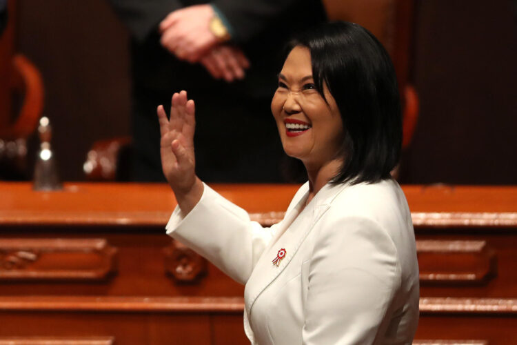 La presidenta electa de Perú, Keiko Fujimori, reacciona este miércoles, en Lima (Perú). Fujimori recibió las credenciales como presidenta electa de Perú para el periodo 2026-2031 en una ceremonia pública presidida por el Jurado Nacional de Elecciones (JNE), previa a la investidura que se realizará el próximo 28 de julio, día nacional de Perú. EFE/Paolo Aguilar