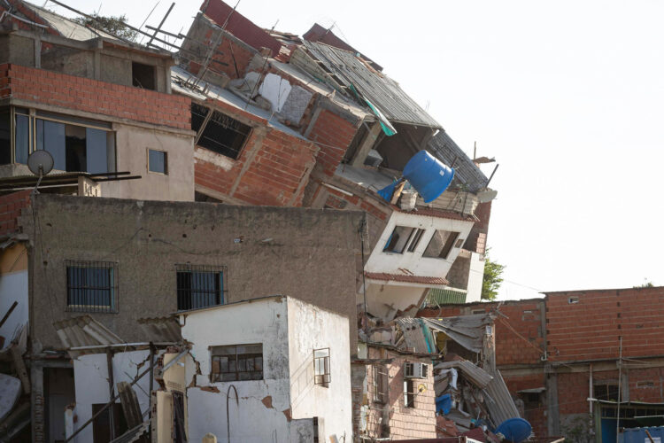 Fotografía que muestra edificaciones colapsadas por los terremotos de magnitud 7,2 y 7,5 del 24 de junio que han dejado daños cuantiosos en viviendas, activos económicos, comercios y otro tipo de construcciones, así como en pérdidas humanas, que aún se siguen actualizando, este martes en Catia La Mar (Venezuela). EFE/ Ronald Peña R