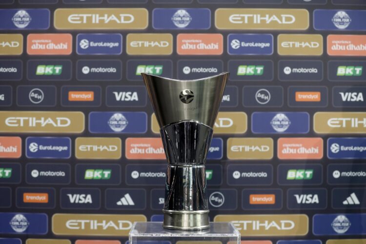 Fotografía del pasado 23 de mayo, en la que puede verse el trofeo de la Euroliga. EFE/ Georgia Panagopoulou