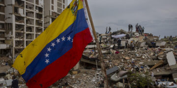 Familias luchan por mantener viva la esperanza tras nueve días de los sismos en Venezuela