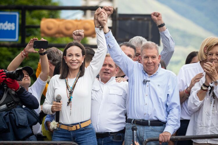 Fotografía de archivo del 30 de julio de 2024 de la líder opositora María Corina Machado junto al candidato presidencial Edmundo González Urrutia, durante un acto en Caracas (Venezuela). EFE/ Ronald Peña R / ARCHIVO