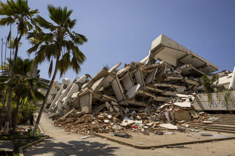 Fotografía que muestra escombros de edificios destruidos por los terremotos del 24 junio, este lunes en Caraballeda (Venezuela). EFE/ Miguel Gutiérrez