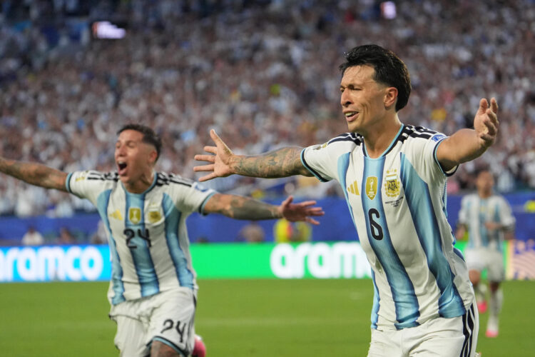 Lisandro Martinez (d), de Argentina, celebra el gol del triunfo de su selección sobre la de Cabo Verde (3-2) en el partido de dieciseisavos de final del Mundial de Estados Unidos, México y Canadá disputado este viernes. EFE/Alberto Boal