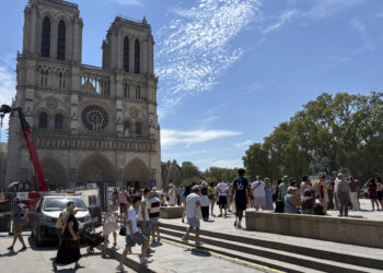 Remite la ola de calor en Francia mientras siguen las labores de extinción del incendio de Fontainebleau