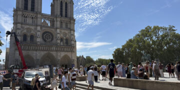 Remite la ola de calor en Francia mientras siguen las labores de extinción del incendio de Fontainebleau