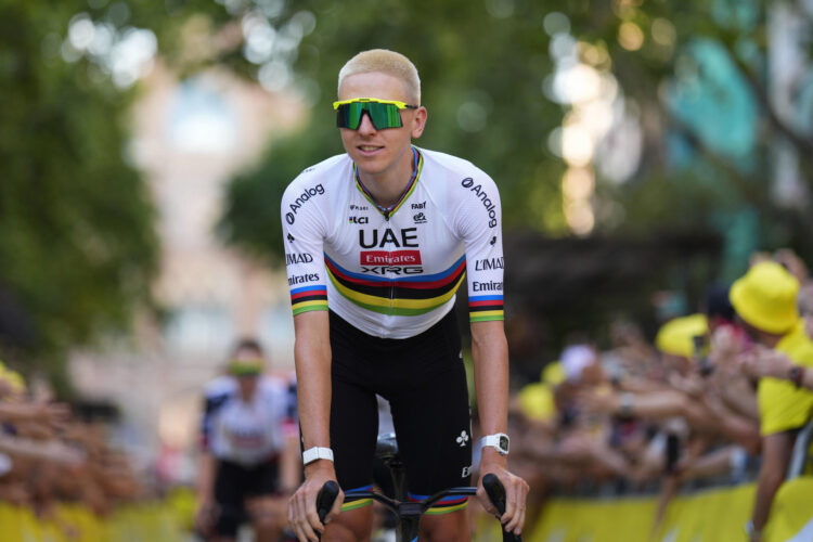 El ciclista Tadej Pogacar durante la presentación de los equipos que van a disputar el Tour de Francia 2026, frente a la Sagrada Familia en Barcelona. EFE/Siu Wu
