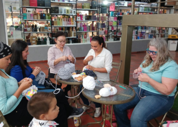 Tejiendo abrazos tras el sismo: la red de solidaridad trujillana que transforma lana en refugio emocional para los niños