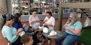 Tejiendo abrazos tras el sismo: la red de solidaridad trujillana que transforma lana en refugio emocional para los niños