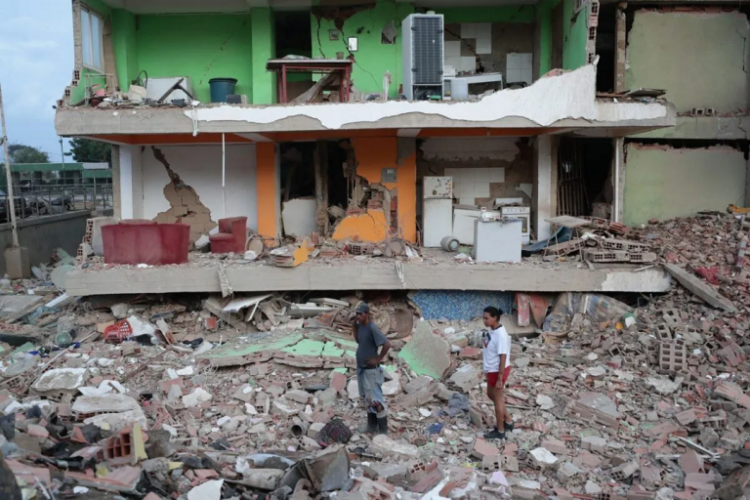 Dos residentes entre los escombros de uno de los bloques de viviendas derrumbado por los terremotos en la localidad de Catia La Mar, en el estado costero de La Guaira (Venezuela) este jueves. EFE/ Ronald Pena R.