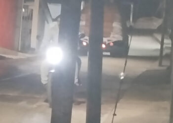 Vehículos de carga pasan a riesgo por la vía a Batatal