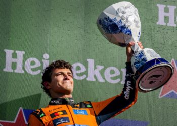 Norris gana una carrera caótica y Alonso, noveno, firma su mejor posición del año