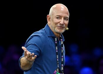 Jeff Bezos, fundador de Amazon, cerca de comprar parte de las acciones del Liverpool