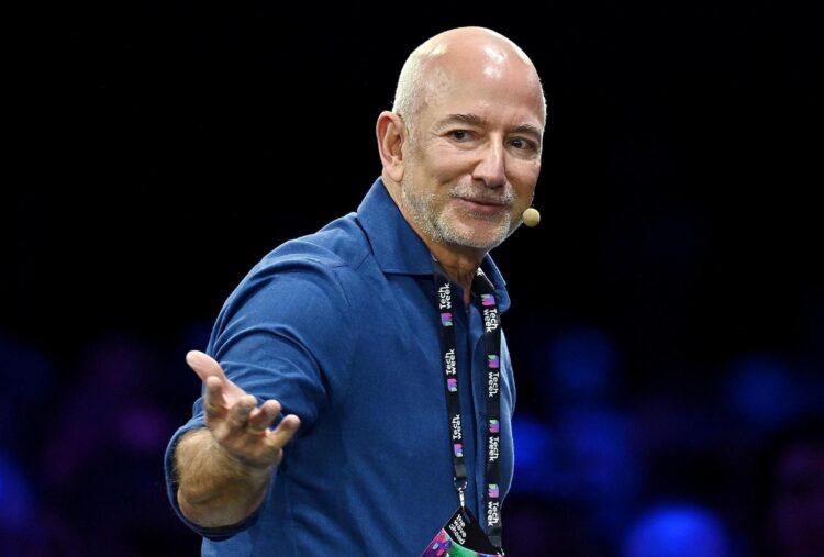 Fotografía de archivo del 3 de octubre de 2025, en la que puede verse al fundador de Amazon, Jeff Bezos. EFE/ Alessandro Di Marco