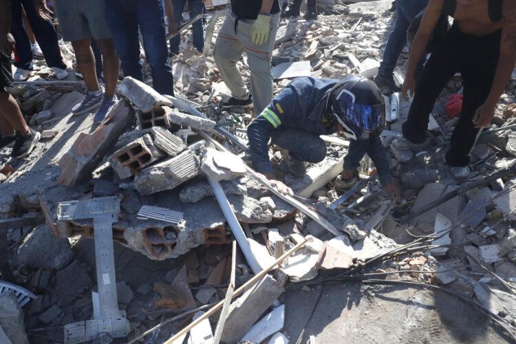 Una persona fue captada este 10 de agosto al buscar en medio de los escombros de un edificio colapsado este lunes en Cali (Colombia), tras un terremoto de magnitud 7,4 que sacudió la mayor parte del país, con epicentro en la zona del Pacífico. EFE/Ernesto Guzmán
