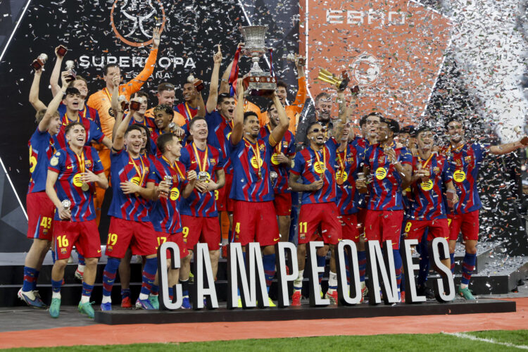Los jugadores del FC Barcelona levantan el trofeo de campeón tras ganar la final de la Supercopa de España ante el Real Madrid, el 11 de enero de 2026, en el estadio Ciudad Deportiva del Rey Abdalá de Yeda (Arabia Saudí). EFE/ Kai Försterling