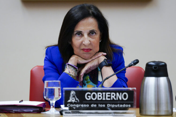 La titular de Defensa, Margarita Robles (c), comparece este martes en el Congreso para dar explicaciones sobre la situación en Ceuta, tras la entrada masiva de inmigrantes desde Marruecos a finales de julio.  EFE/ Borja Sánchez-Trillo