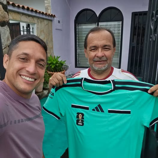 Junto al árbitro internacional Jesús Valenzuela