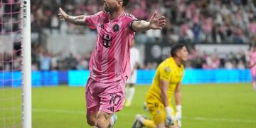 Messi regresó con doblete y Telasco Segovia también anotó en victoria ante San Luis