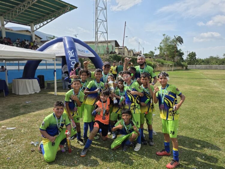 Equipo campeón del evento futbolístico categoría Sub 12.