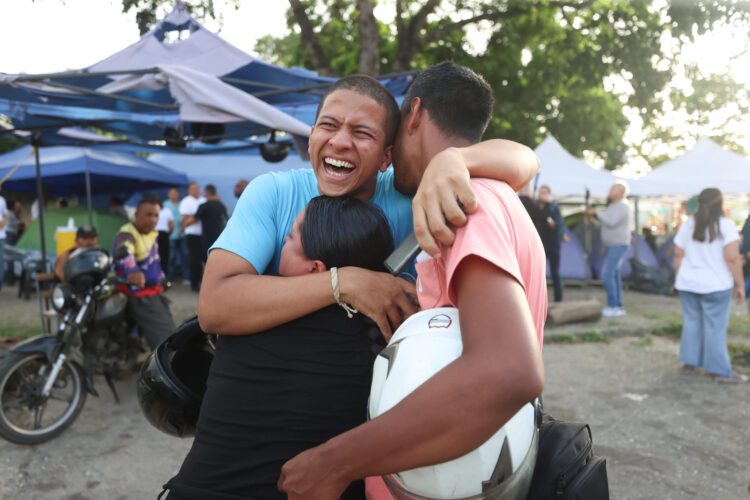 Leomar Guerra (c) abraza a sus familiares tras ser excarcelado del centro penitenciario Rodeo 1 en Guatire (Venezuela). EFE/ Ronald Peña R