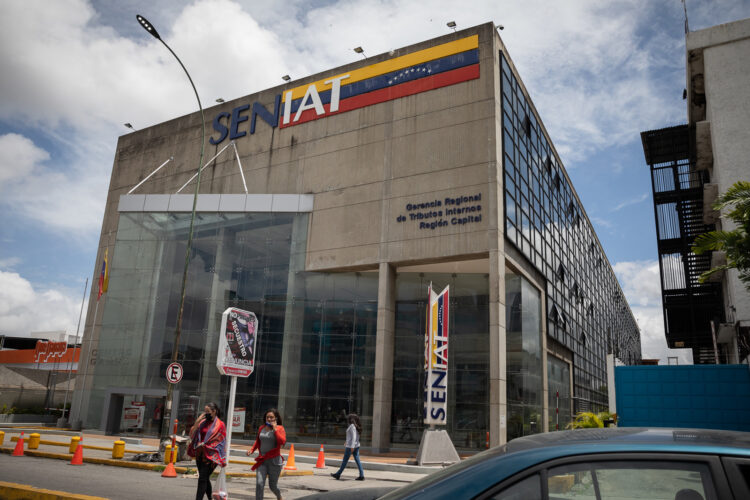 Fotografía de una sede del Servicio Nacional Integrado de Administración Aduanera y Tributaria (Seniat). Foto EFE/ Rayner Peña R.