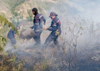 Bomberos de Trujillo sofocan incendio de vegetación en el sector El Roble