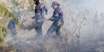 Bomberos de Trujillo sofocan incendio de vegetación en el sector El Roble