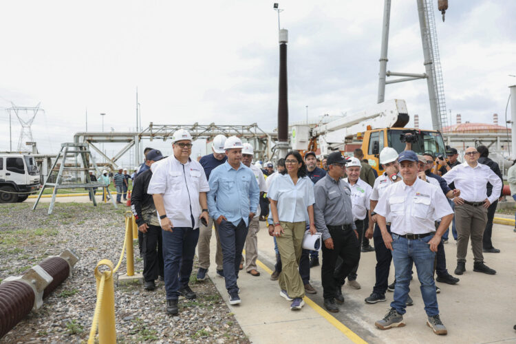 Fotografía de archivo del 4 de agosto de 2026 cedida por el Palacio de Miraflores de la presidenta encargada de Venezuela, Delcy Rodríguez (c), visitando una central termoelectrica para evaluar los trabajos de modernización y recuperación del sistema eléctrico del país, en Puerto Cabello (Venezuela). EFE/ Palacio de Miraflores