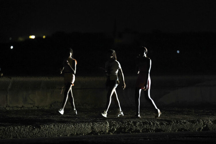 Un grupo de personas fue captado este 3 de agosto al caminar, en medio de un apagón eléctrico, en La Habana (Cuba). EFE/Ernesto Mastrascusa