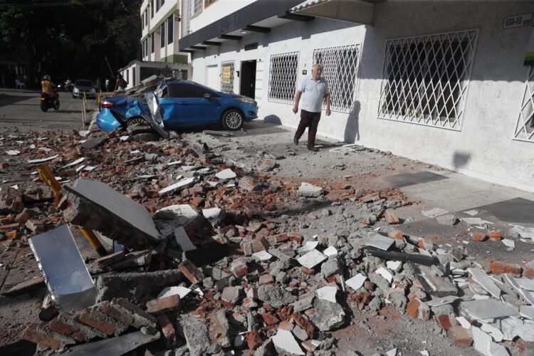 Vehículo dañado en Cali por el terremoto. EFE/Ernesto Guzman