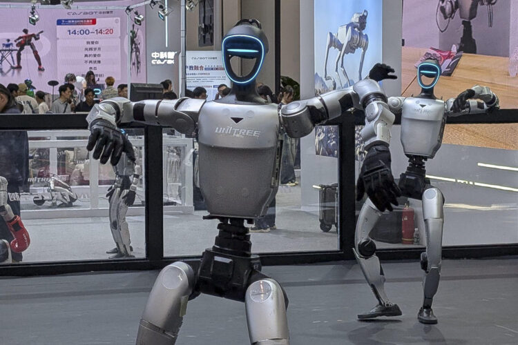 Robots del mayor vendedor de humanoides del mundo, Unitree Robotics, hacen una demostración de baile en el estand de la compañía en la Conferencia Mundial de Robótica de Pekín. EFE/Álvaro Alfaro