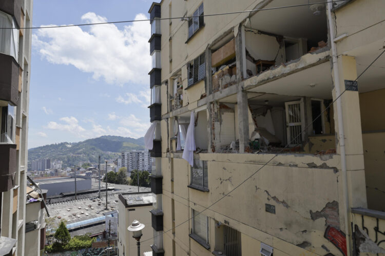 Fotografía que muestra este jueves viviendas afectadas por el terremoto del pasado lunes, en el barrio Milán, en la Zona G de Manizales (Colombia) EFE/ Carlos Ortega