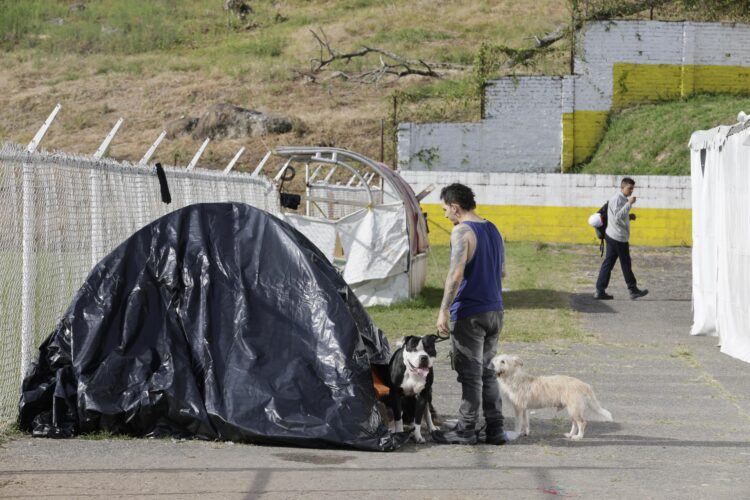 Damnificados del terremoto de magnitud 7,4 del pasado lunes permanecen en carpas improvisadas, en el estadio Alberto Mora Mora en Pereira (Colombia). EFE/ Carlos Ortega