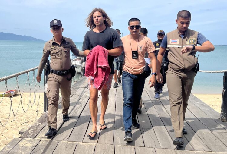Fotografía del español Daniel Sancho Bronchalo (2-i) tras su arresto por la policía tailandesa.
EFE/EPA/SOMKEAT RUKSAMAN
KOH PHANGAN (TAILANDIA), 07/08/2023.-
