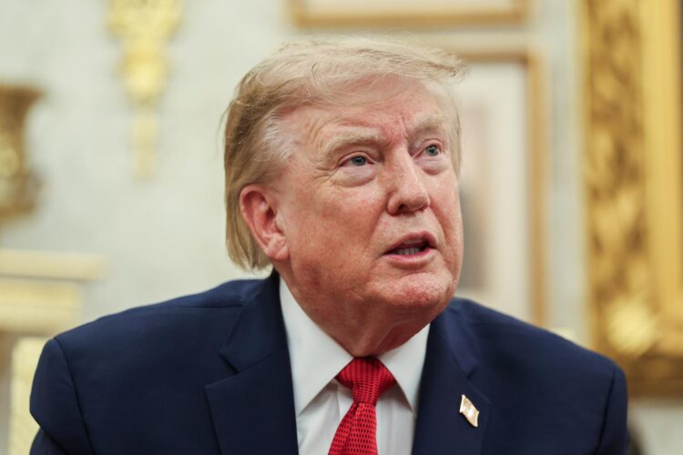 El presidente de Estados Unidos, Donald Trump, fue captado este 17 de agosto, durante una reunión en el Despacho Oval de la Casa Blanca, en Washington DC (EE.UU.). EFE/Samuel Corum/Pool