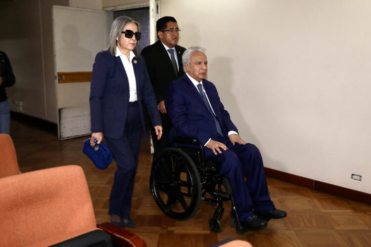 El expresidente de Ecuador Lenín Moreno (d) asiste a la audiencia en la que conocerá su sentencia en el denominado caso Sinohydro, este viernes, en Quito (Ecuador). EFE/ Gianna Benalcázar Manzano