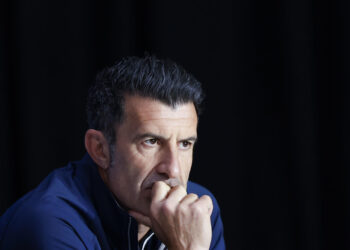 Figo pide la dimisión de Infantino: «Es el comportamiento más bajo y cobarde que he visto»