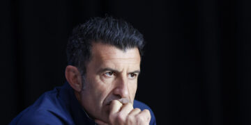 Figo pide la dimisión de Infantino: «Es el comportamiento más bajo y cobarde que he visto»