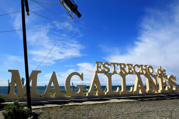 Fotografía de archivo del 8 de noviembre de 2022 que muestra un letrero con el nombre del Estrecho de Magallanes en Isla Grande de Tierra del Fuego (Chile). EFE/ Javier Martín