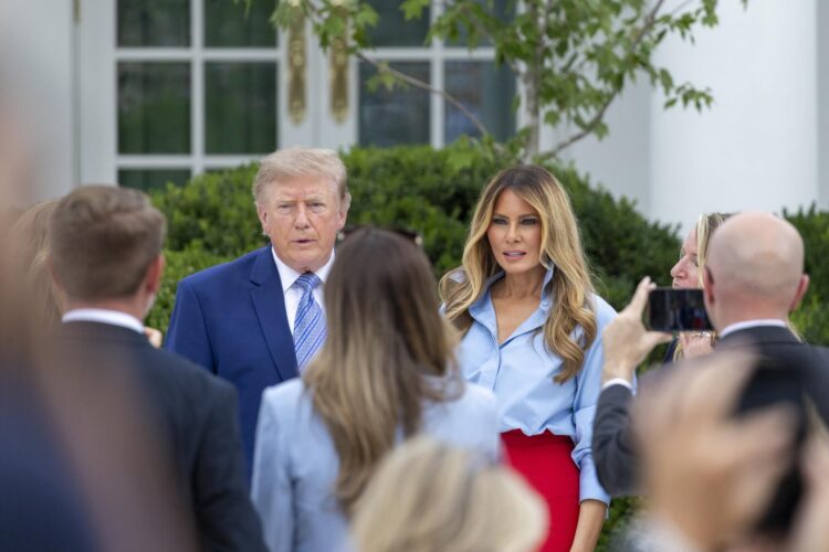 El presidente de EE.UU., Donald J. Trump (i) y la Primera Dama, Melania Trump (d), posan para fotografiarse tras un evento en el Jardín de Rosas de la Casa Blanca en Washington, DC, EE.UU., 20 de agosto de 2026. EFE/EPA/SHAWN THEW