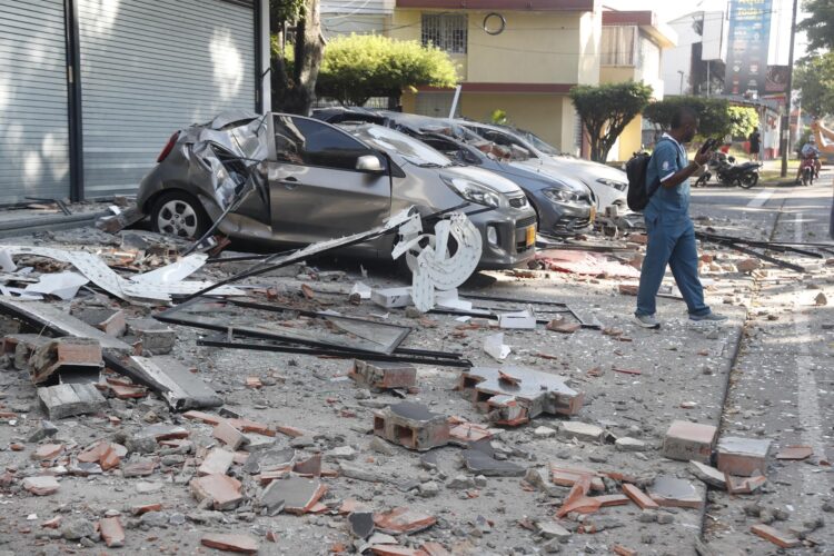 Vista general de varios vehículos afectados por un muro que cayó en Cali, tras un fuerte terremoto que sacudió este 10 de agosto buena parte del oeste y el centro de Colombia. EFE/Ernesto Guzmán